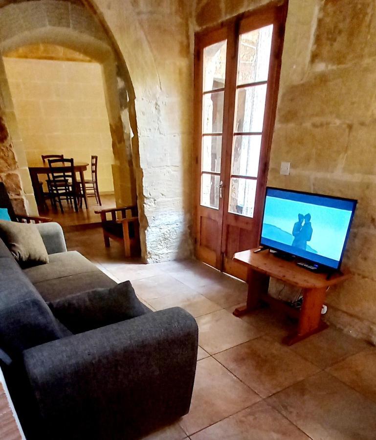 Villa Ta Lucia Farmhouse With Private Pool And Bbq à Santa Luċija Extérieur photo